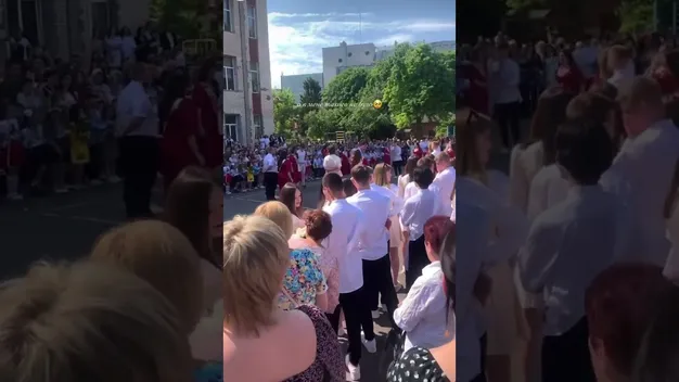 Випускники станцювали прощальний вальс під пісню гурту «Фіолет» (відео)