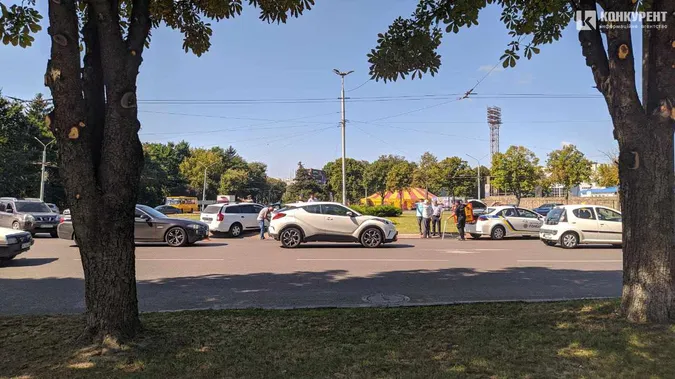 У Луцьку на кільці влупилися два легковики (фото)