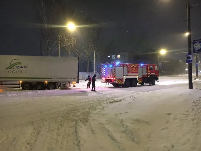 У Луцьку із заметів витягнули дві вантажівки і тролейбус (відео)