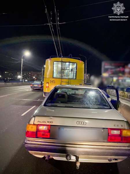 У Луцьку Audi протаранила тролейбус на мосту (фото, відео)