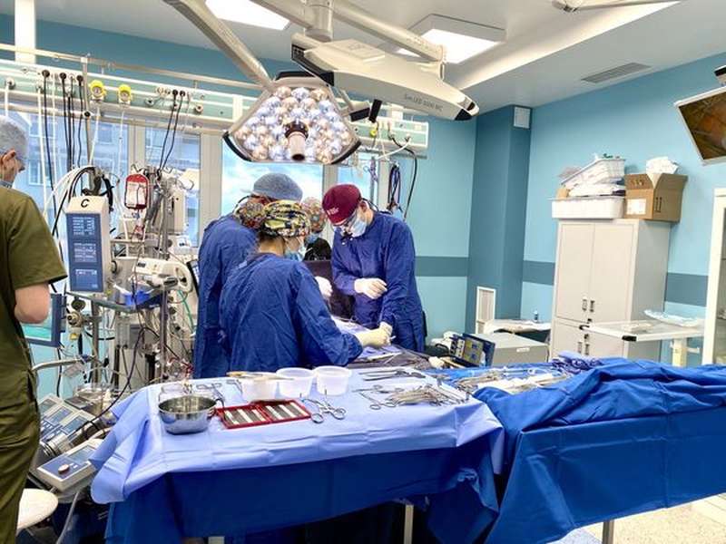 Щоб врятувати: кардіохірурги зупинили серце 5-місячної дівчинки з Нововолинська (фото)