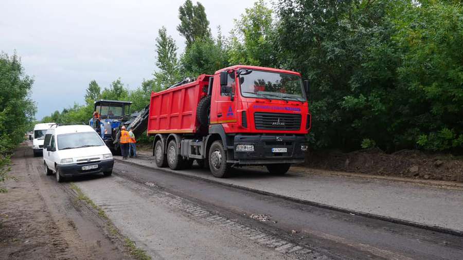 Розпочали ремонт дороги між Нововолинськом та Іваничами (фото)