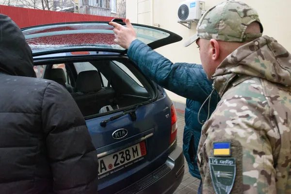 З Луцька армійцям передали чотири позашляховики та тепловізор (фото)