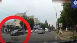 У Луцьку водій не пропустив пішохода на «зебрі» (відео)