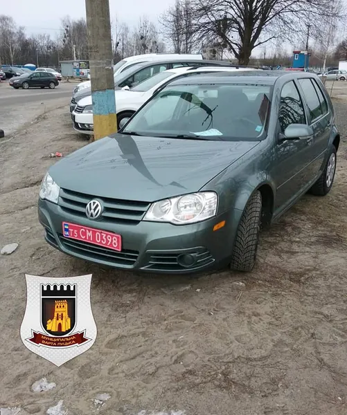 Муніципали покарали понад 70 водіїв, які приїхали на луцький автобазар (фото)