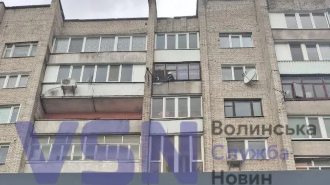 У Луцьку рятувальники загасили балкон у багатоповерхівці: що відомо (фото)