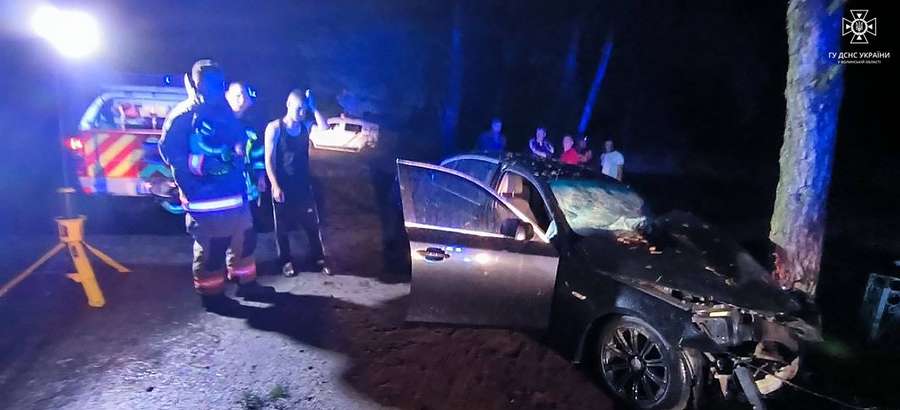На Волині водія затиснуло в автівці після зіткнення з деревом (фото)