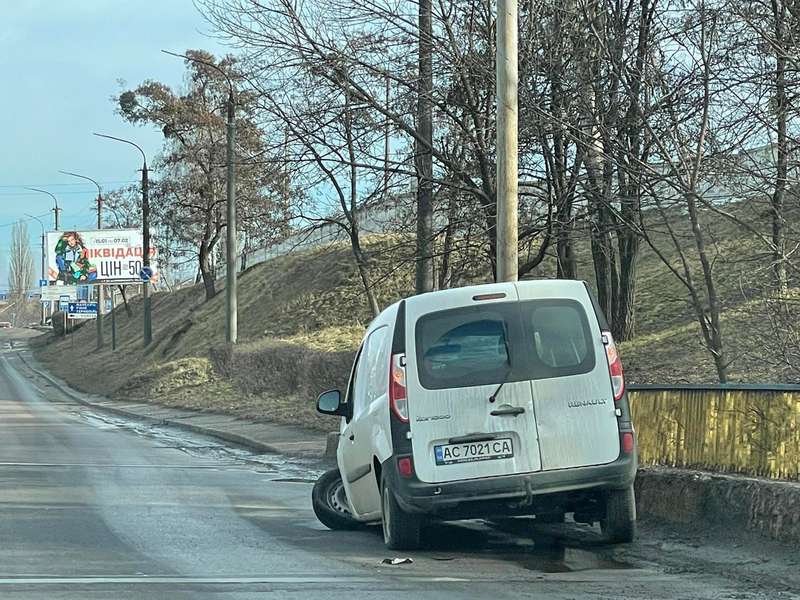 У Луцьку – аварія: пошкоджені авто стоять обабіч мосту (фото, відео, оновлено)