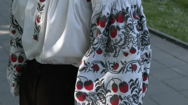«Кожен шов зроблений прабабусею вручну»: у День вишиванки волинянка вдягла столітню сорочку (відео)