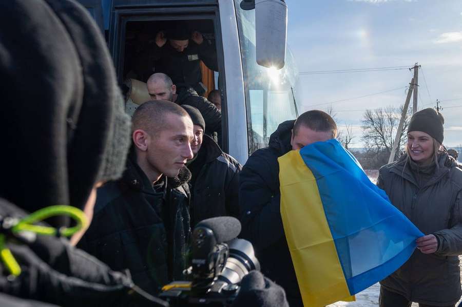 «Наші – вдома»: Зеленський заявив про повернення з полону 207 людей (фото)
