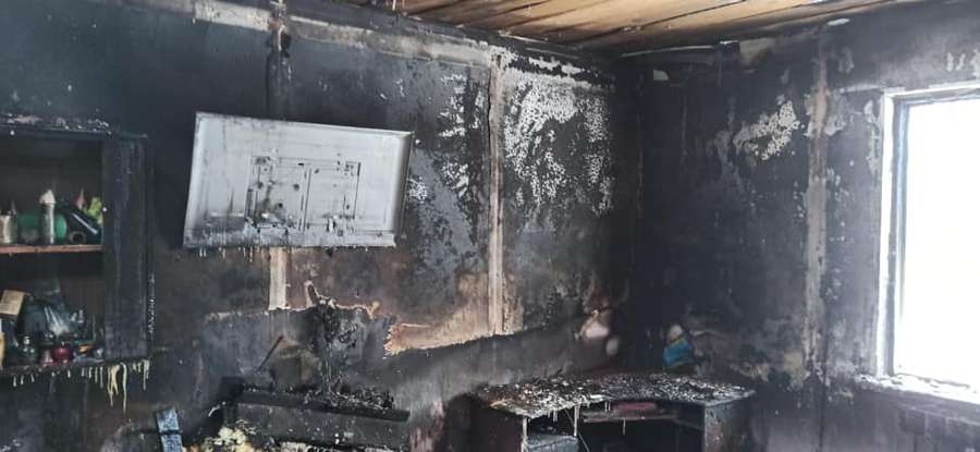 У поліцейського офіцера Головненської громади згорів будинок: потрібна допомога (фото)