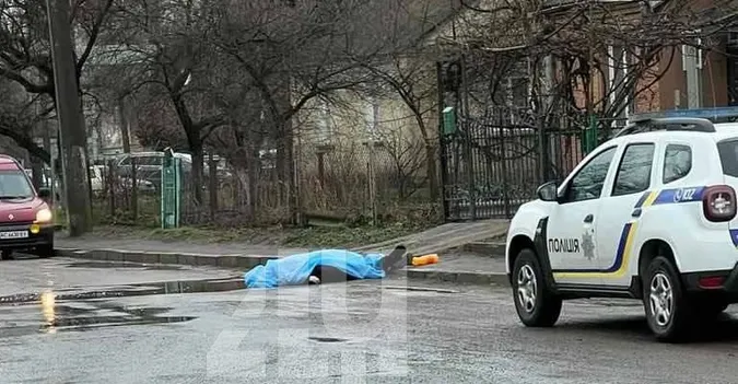 У Луцьку посеред вулиці раптово помер чоловік (фото, відео)