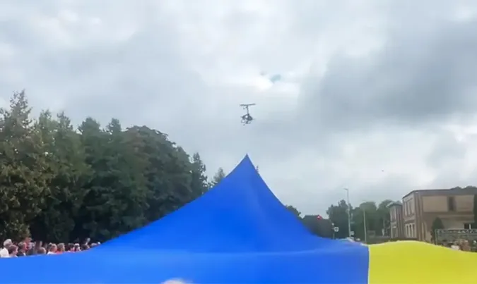На Хмельниччині під час святкування Дня прапора на жінку впав дрон (відео)