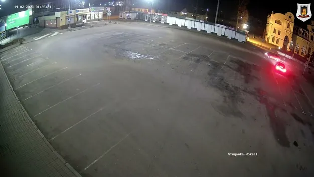 У Луцьку на автостоянці вночі дрифтував «мерседес» (відео)