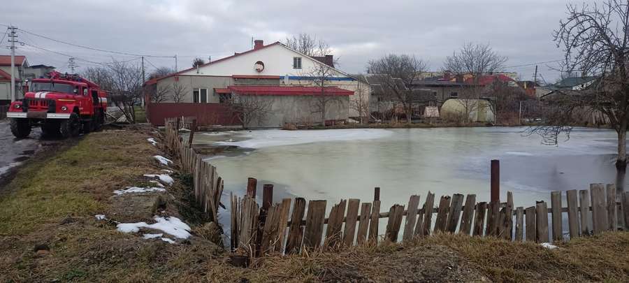 Затопило й заморозило: городи волинян перетворилися на ковзанки (фото)
