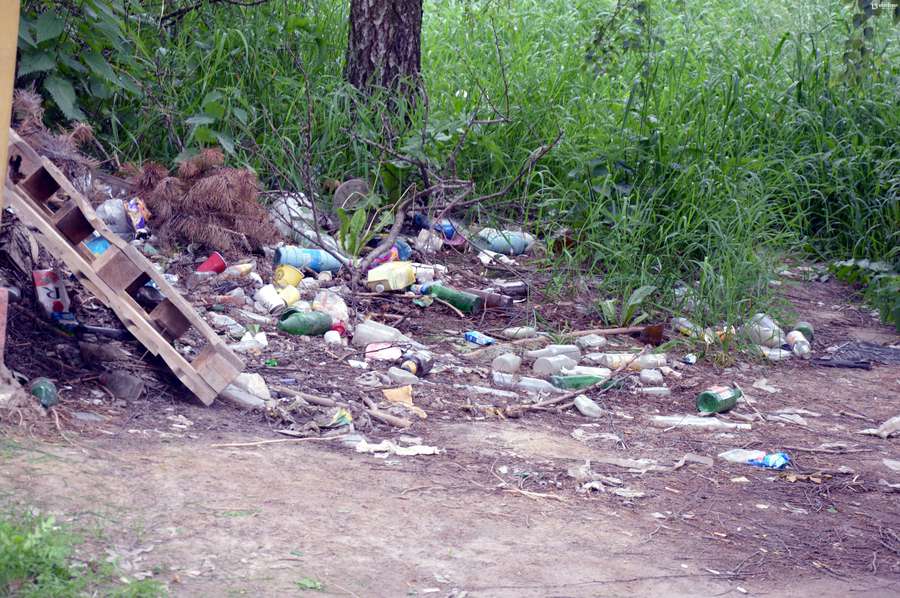 На території сервісної зони багато сміття