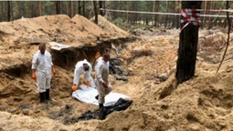 Волинські криміналісти працюють на місці масового поховання людей біля Ізюма (відео)