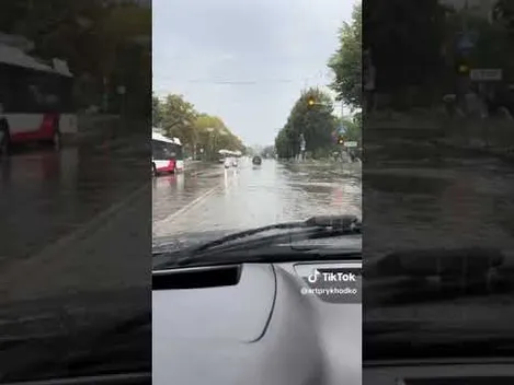 У Луцьку через сильну зливу затопило частину вулиць (відео)