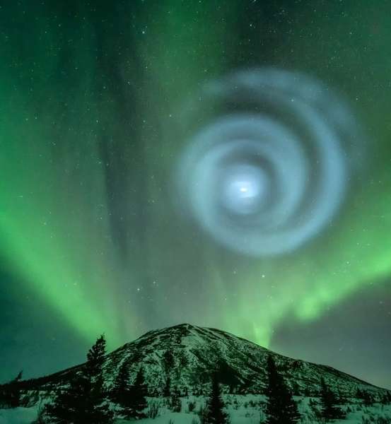 У небі над Аляскою зʼявилася велика сяйлива спіраль