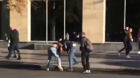 У Луцьку біля ЦУМу побились троє чоловіків (відео)
