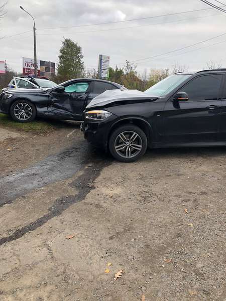 На Дубнівській у Луцьку аварія: зіткнулися елітні авто (фото)