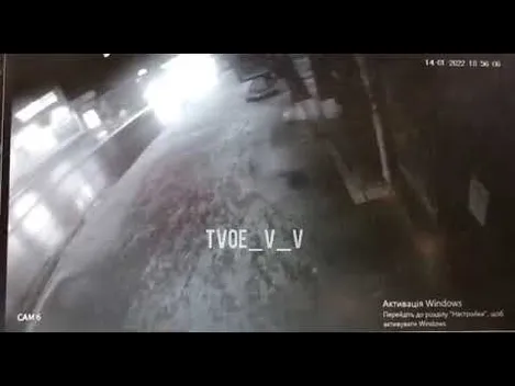 Дивіться вгору: у Володимирі з вікна на тротуар випав телевізор (відео)
