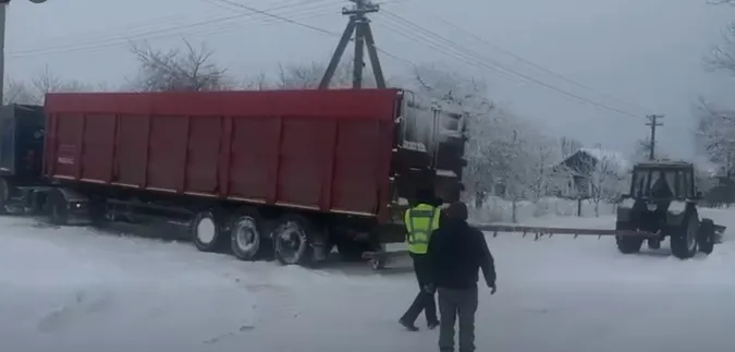 Крижаний дощ утворив пастку: на Волині багатотонна фура застрягла посеред дороги (відео)