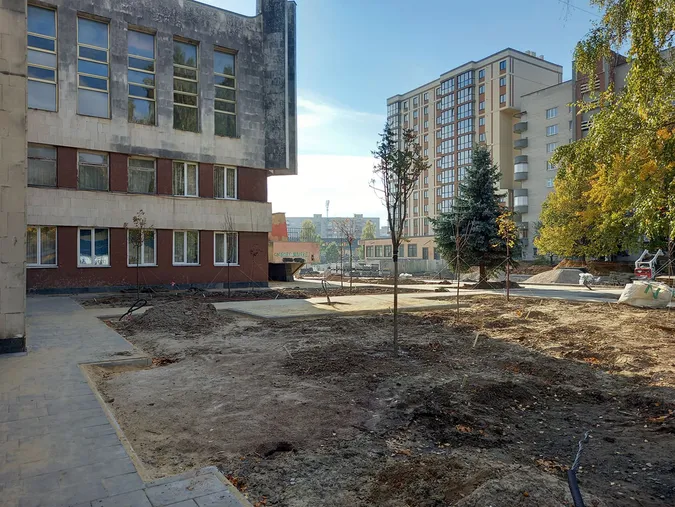 Викорчовані дерева та плитка: що коїться біля луцького РАЦСу (фото)