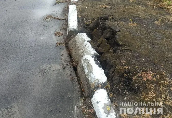 «Опель» vs бордюр: у Луцькому районі п'яний водій скоїв ДТП (фото, відео)