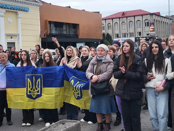 Уперше обійняв доньку: до Ковеля з полону повернувся десантник Максим Муха (фото)