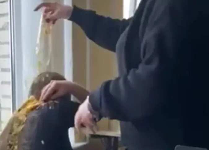 У волинському ліцеї вчителька висипала на голову учениці пачку снеків (відео)