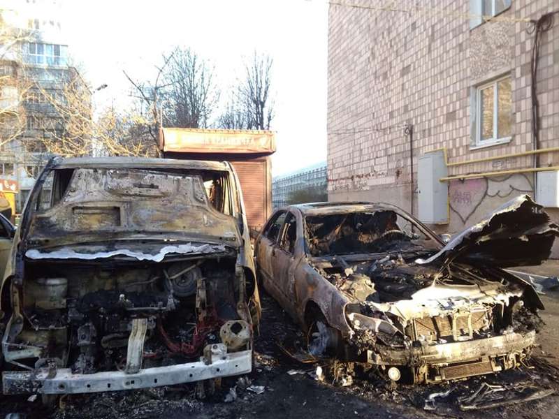 Вночі на 40-му кварталі в Луцьку згоріли три автівки (фото)