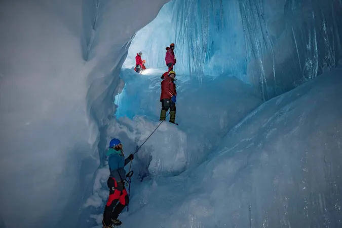 Українські полярники віднайшли «загублену» льодовикову печеру в Антарктиді (фото)