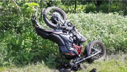 На Волині мотоцикл врізався в авто й став на диби: є постраждалі (фото)