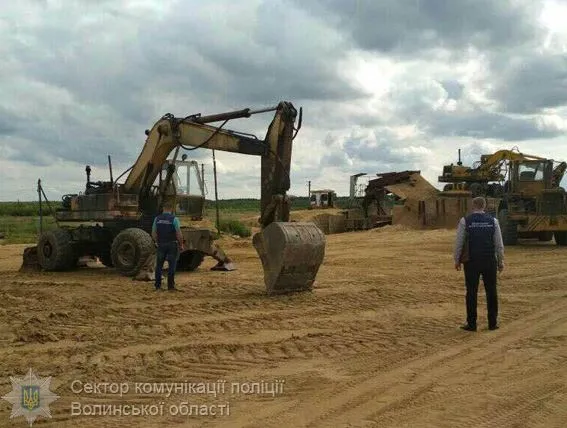 Волинські посадовці організували схему незаконного видобутку піску 