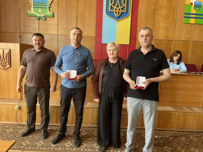 Двом жителям з Волині вручили державну нагороду «Срібний хрест»