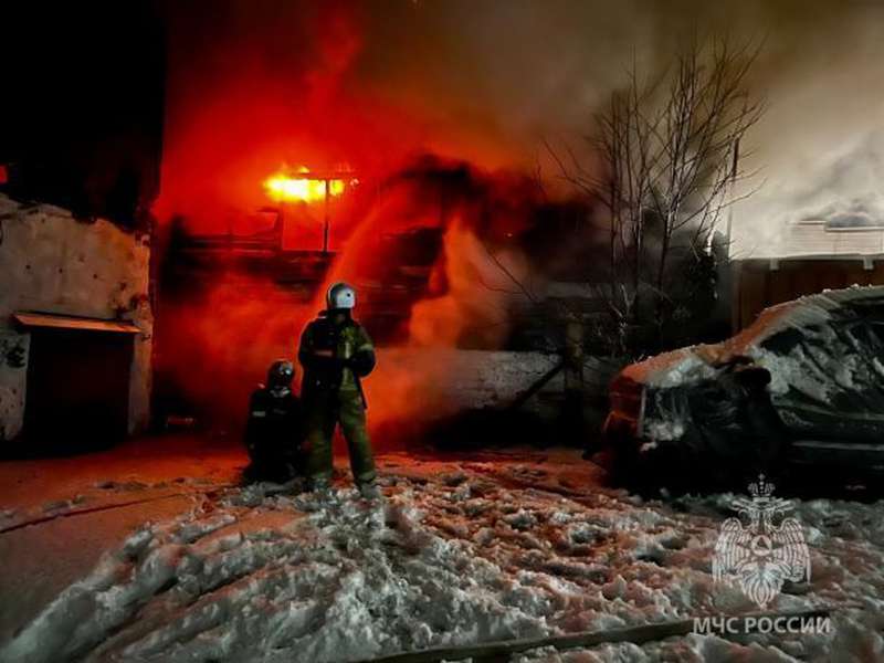 У Мурманську на росії спалахнула пожежа на базі постачання (фото)