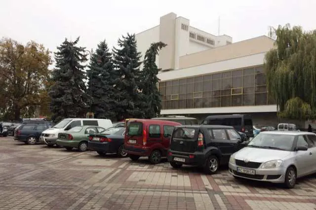 У Луцьку на Театральному майдані за парковку треба буде платити