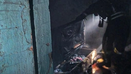 Вигоріли меблі й стіни: у Луцьку через необережне паління зайнявся будинок (фото)