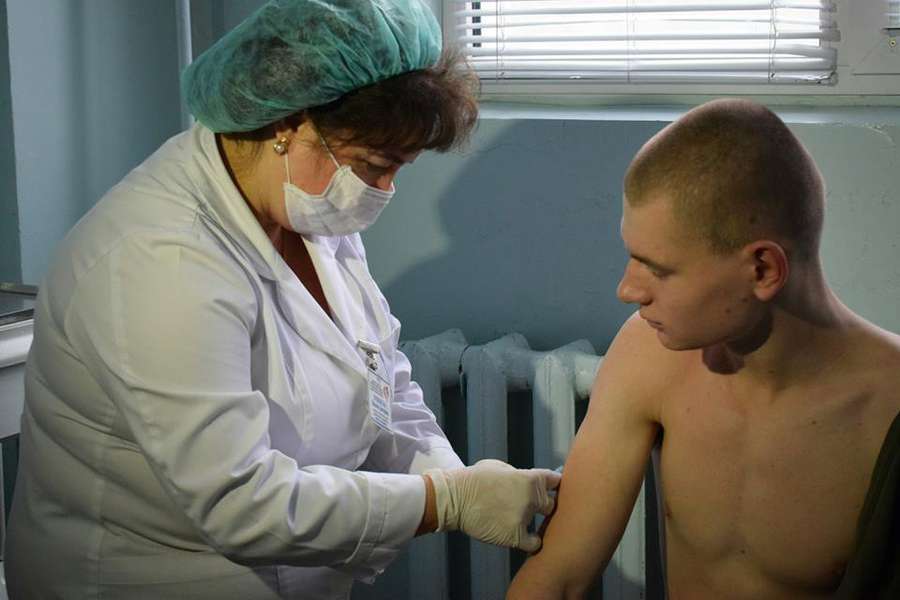Луцьких нацгвардійців вакцинують проти кору (фото)