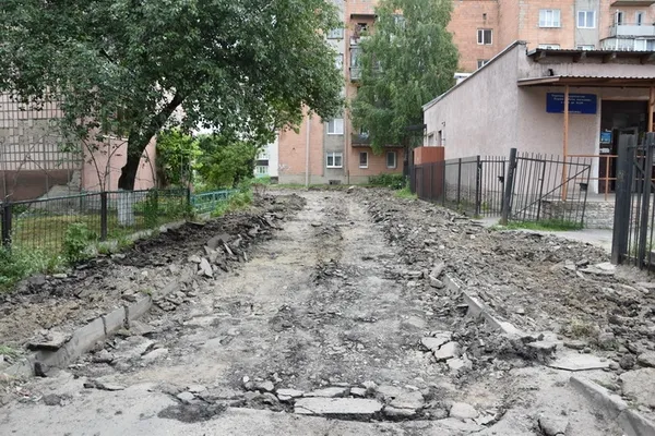 Як у Луцьку ремонтують двори (фото)