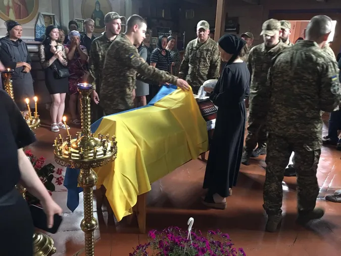 Біль і скорбота: на Ратнівщині попрощалися з молодим офіцером Олександром Видричем
