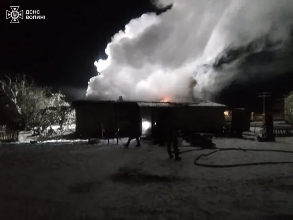 Дим стовпом: на Ковельщині горів будинок (фото)