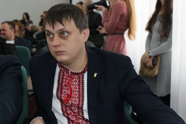 ...а ось його колега та лідер фракції Микола Федік  набрав політичної ваги. Нову каденцію він розпочинатиме з кращою зачіскою.
