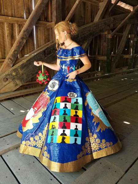 Американка створила на випускний «коронавірусну» сукню з клейкої стрічки (фото)