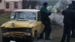 У Нововолинську авто повалило дерево та заїхало на тротуар (фото)