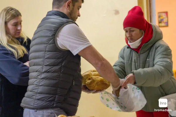 «Віталік» покинув власні пекарні у Франції, щоб безплатно пекти запашний хліб на Троєщині (фото)