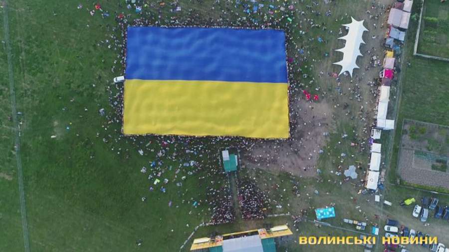 На Бандерштаті у Луцьку розгорнули найбільший прапор України (фото, відео)