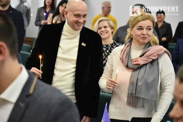 Пластуни принесли Вифлеємський вогонь у Луцьку міську раду (фото)