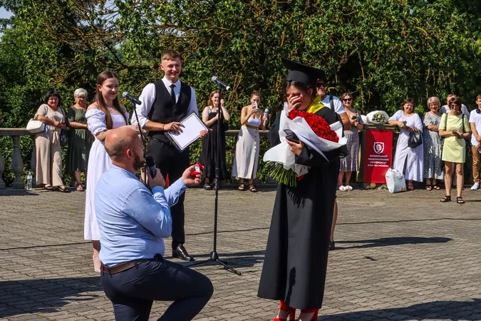 На врученні дипломів у Луцьку заручилася пара
